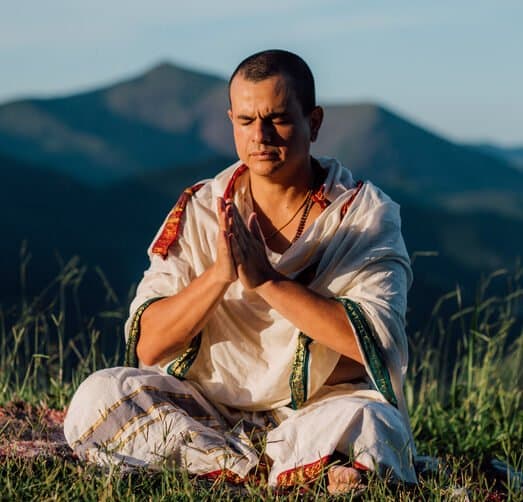 Jonas Masetti em meditação no Gurukulam